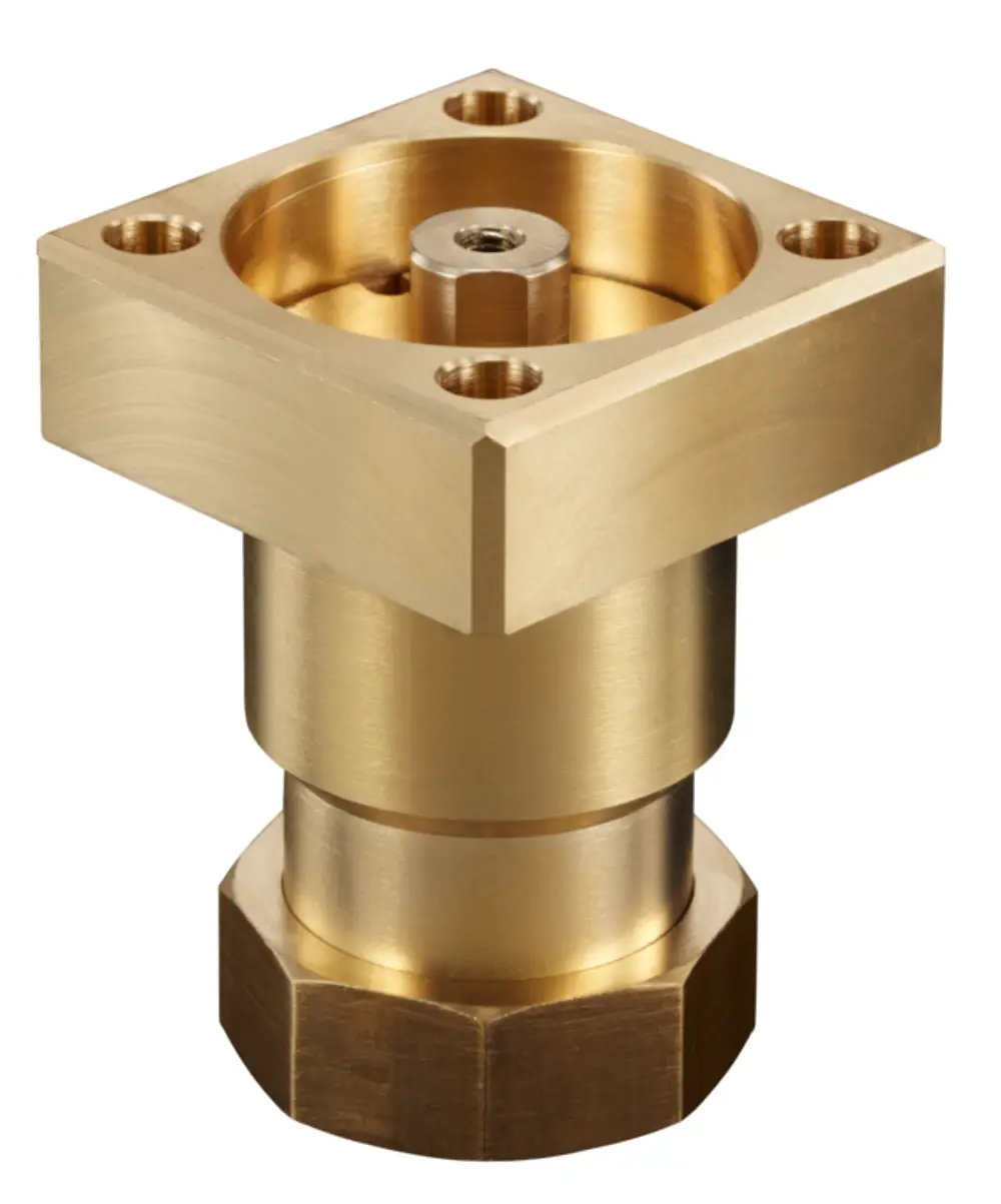 Oventrop-Adapter aus Messing mit quadratischem Kopf und einer zentralen Aufnahme, zur Umwandlung einer Drehbewegung in eine Hubbewegung, mit mehreren Befestigungsbohrungen.